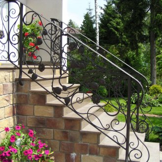 Όμορφο σφυρήλατο σίδερο κιγκλίδωμα με λουλούδια.