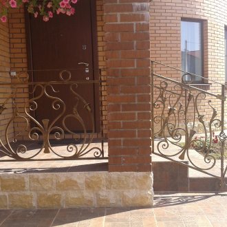 Ενδιαφέρον σφυρηλατημένο κιγκλίδωμα