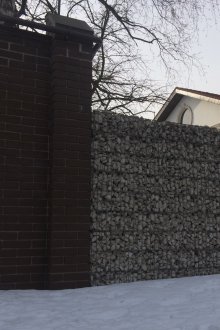Gabion και τούβλο φράχτη