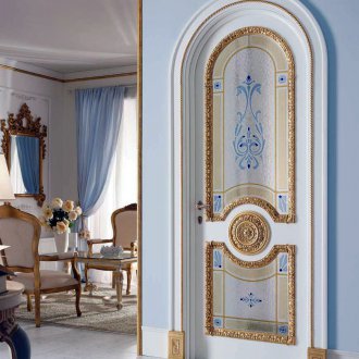 Αψιδωτή πόρτα με διακόσμηση