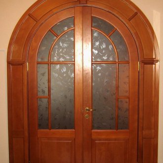 Ξύλινη τοξωτή πόρτα