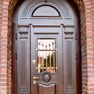 Αψιδωτή μεταλλική πόρτα