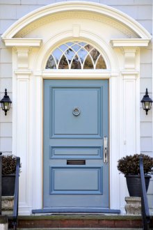 Αψιδωτή πόρτα με σκαλιστές πλατφόρμες