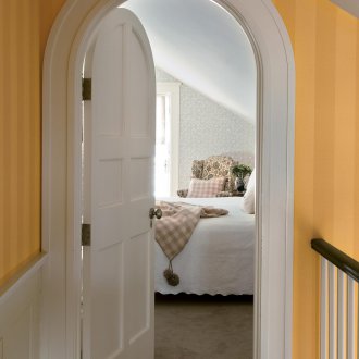 Αψιδωτή πόρτα στο υπνοδωμάτιο