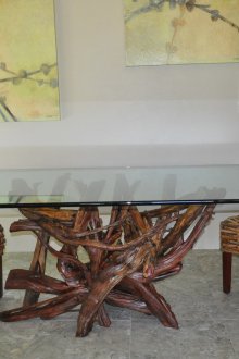 Τραπέζι φτιαγμένο από χαλάκια στο εσωτερικό