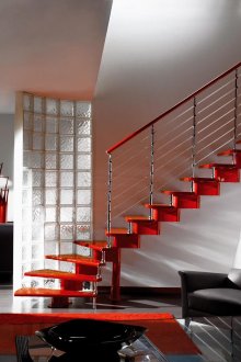 Κόκκινα σκαλοπάτια στο σαλόνι