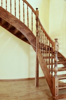 Περιστρέψτε ξύλινη σκάλα