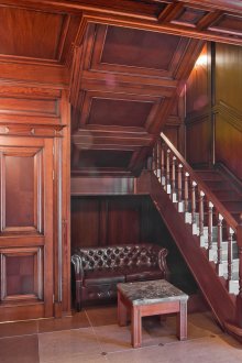 Κλασσική ξύλινη σκάλα