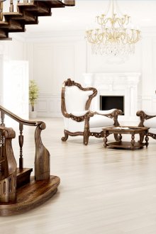 Σκούρο ξύλινη σκάλα σε κλασικό εσωτερικό