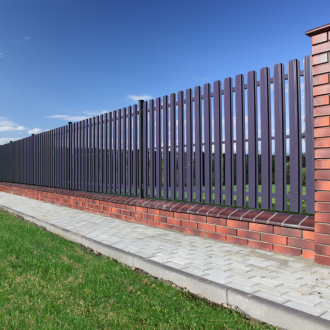 Φράχτη από έναν φράκτη για το σπίτι