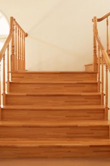 Ελαφριά ξύλινη σκάλα σε στυλ χώρας