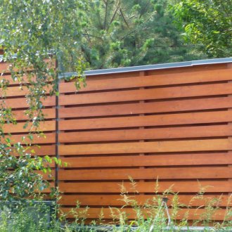 Φράχτη από έναν οριζόντιο φράκτη κάτω από ένα δέντρο