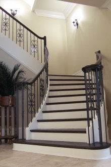 Σκάλες οπλισμένου σκυροδέματος ασπρόμαυρη