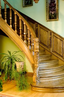 Όμορφη ξύλινη σκάλα