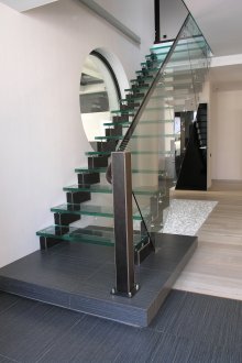 Γυάλινη σκάλα μπροστά από το παράθυρο