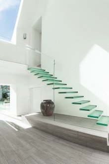 Μινιμαλιστική γυάλινη σκάλα