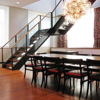 Μεταλλική σκάλα με ξύλινα στοιχεία.