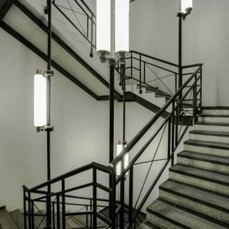 Μεταλλική σκάλα με ασυνήθιστο φωτισμό