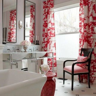 Κόκκινες κουρτίνες μπάνιου