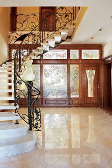 Πέτρινη σκάλα με κιγκλιδώματα από σφυρήλατο σίδηρο