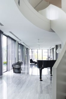 Σκάλες με σταθερό λευκό κιγκλίδωμα