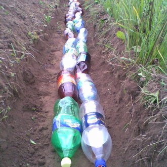 Αποστράγγιση με πλαστικά μπουκάλια στη χώρα