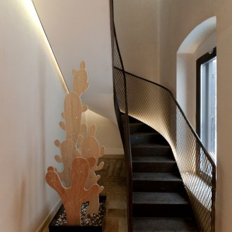 Μαύρη μεταλλική σκάλα με προστατευτικό πλέγμα