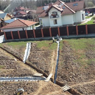 Τοποθετώντας αποστράγγιση στην περιοχή