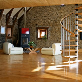 Σπειροειδής σκάλα στο σαλόνι ενός εξοχικού σπιτιού