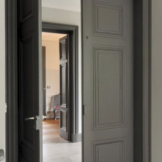 Γκρι διπλή πόρτα