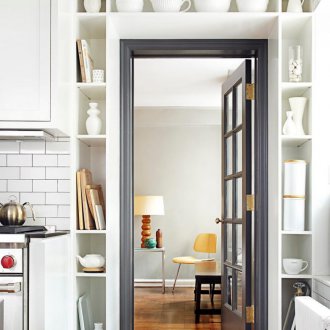 Γκρίζα πόρτα στην κουζίνα