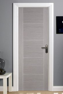 Γκρι πλαστικοποιημένη πόρτα