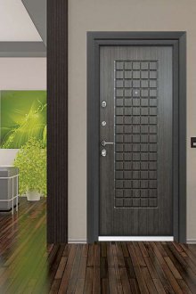 Γκρίζα μεταλλική πόρτα