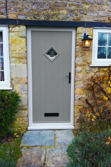 Provence γκρίζα πόρτα