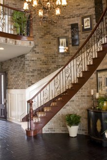 Σκάλα εξοχικής κατοικίας με χαλί