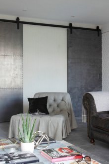 Γκρίζα πόρτα χάλυβα