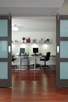 Γκρι πόρτα με γυαλί