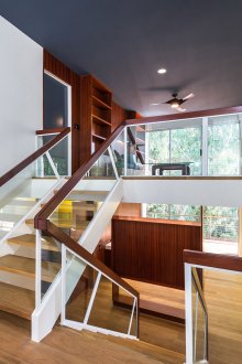 Σύγχρονη σκάλα με γυάλινο κιγκλίδωμα