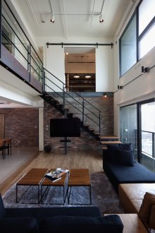 Μεταλλική σκάλα με ξύλινα σκαλοπάτια