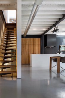 Μινιμαλιστική σκάλα στον δεύτερο όροφο με φωτισμό