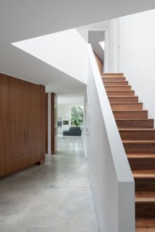 Ξύλινη σκάλα με σταθερό κιγκλίδωμα