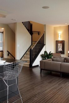 Όμορφη μαύρη και μπεζ σκάλα στον δεύτερο όροφο