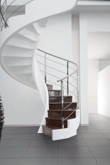 Σπειροειδής σκάλα με πέτρινα σκαλοπάτια