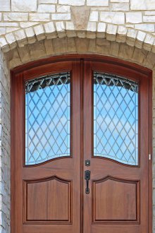 Η πόρτα στο σπίτι με το γυαλί