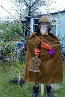 Σκιάχτρο σε ένα μανδύα