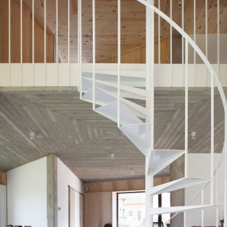 Λευκή σπειροειδής σκάλα σε εξοχική κατοικία