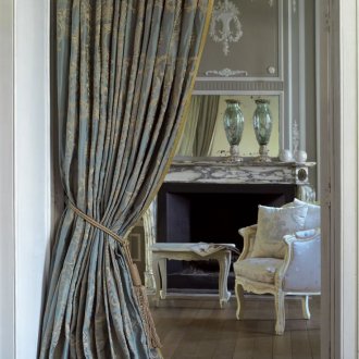 Γκρι κουρτίνες σε κλασικό στυλ.