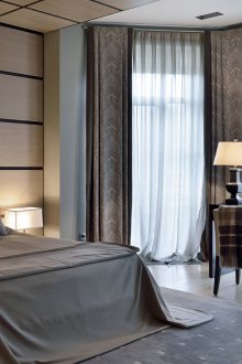 Γκρι κουρτίνες στο παράθυρο του κόλπου