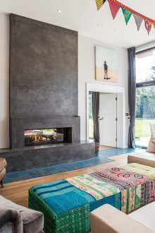 Γκρι κουρτίνες στα γαλλικά παράθυρα