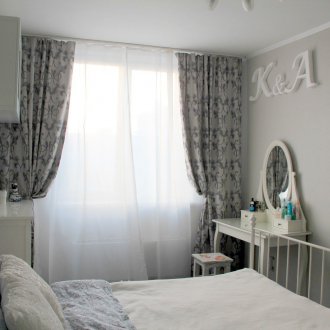 Γκρι κουρτίνες στο υπνοδωμάτιο